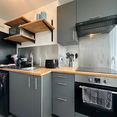 Le Jules Verne, Proche De La Gare