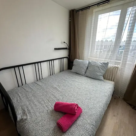 Le Jules Verne, Proche De La Gare